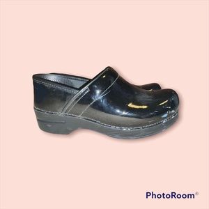 The Dansko XP 2.0 Women's Black Patent Shiny Leather Size 38